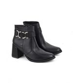 Botas-cortas-con-herrajes-de-cuero-negro