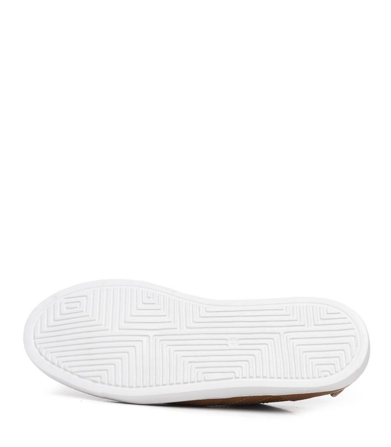Zapatillas-urbanas-de-cuero-en-suela