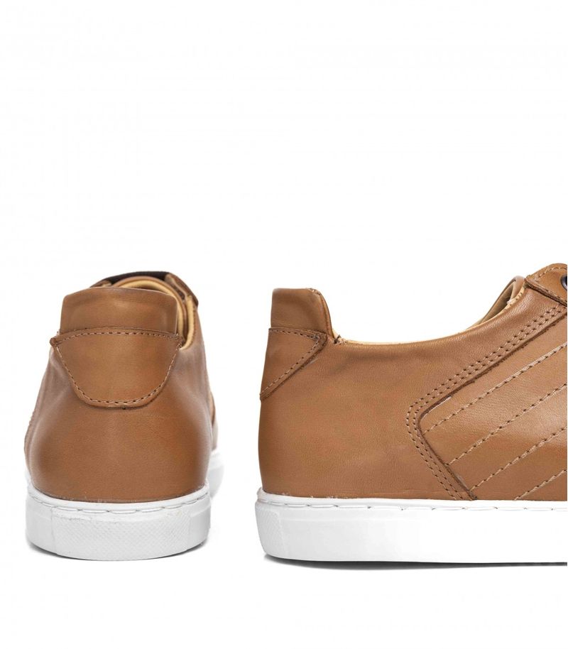 Zapatillas-urbanas-de-cuero-en-suela