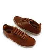 Zapatillas-urbanas-de-cuero-en-marron-combinadas