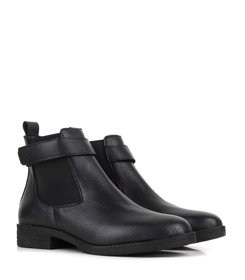Botas-cortas-con-lazo-de-cuero-negro