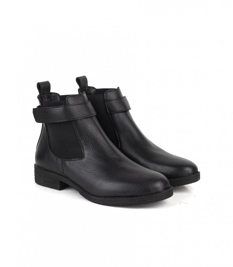 Botas-cortas-con-lazo-de-cuero-negro