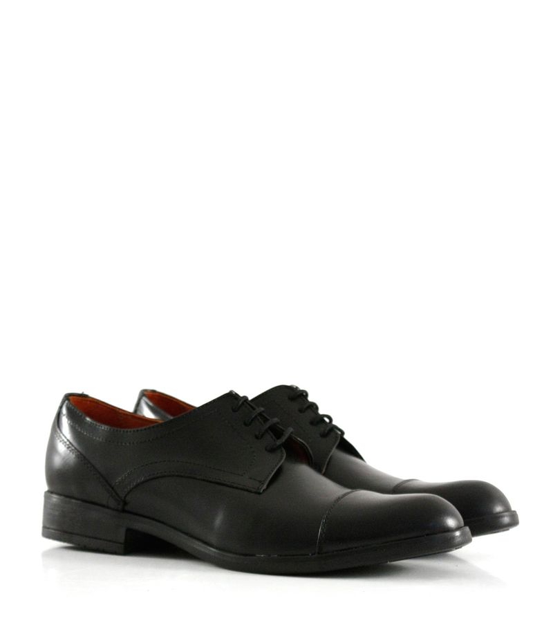 Zapatos-clasicos-de-cuero-negro-acordonados