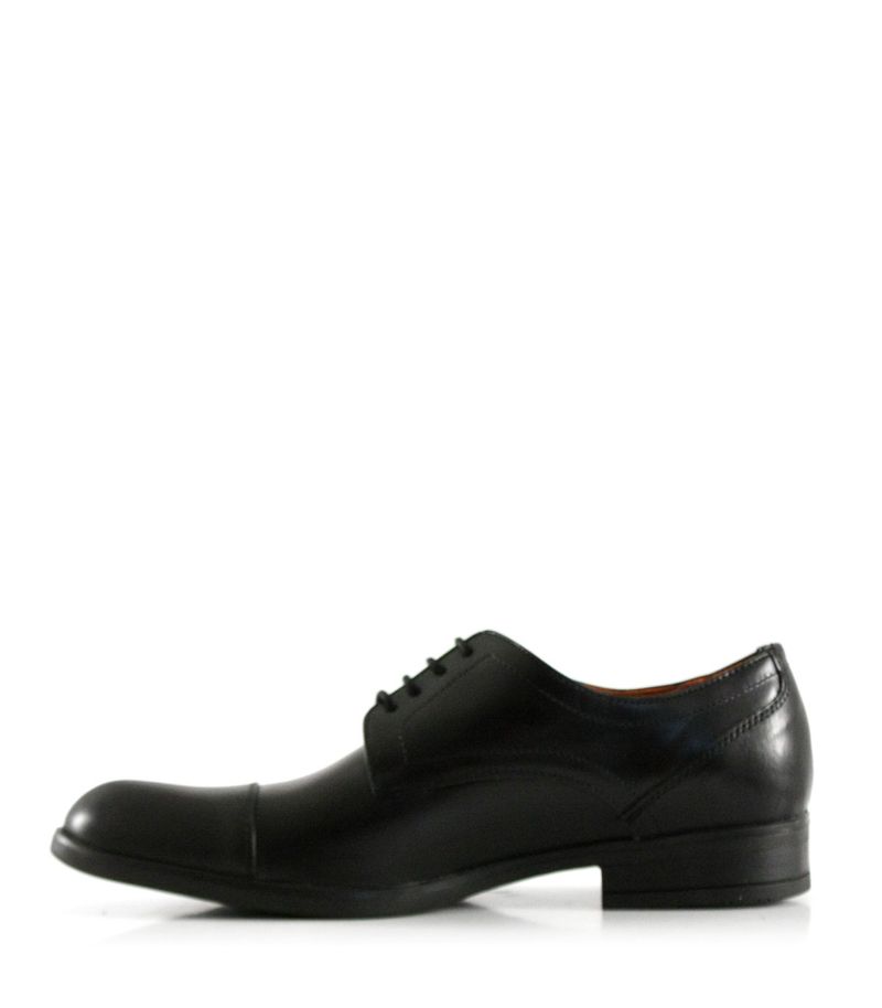 Zapatos-clasicos-de-cuero-negro-acordonados