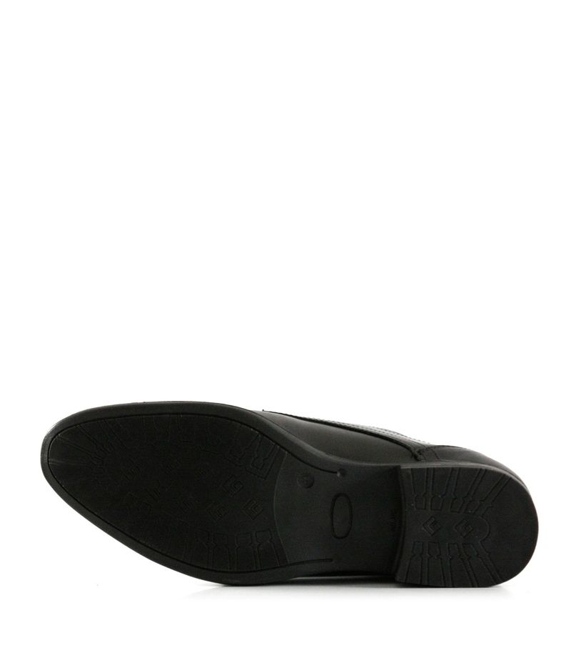 Zapatos-clasicos-de-cuero-negro-acordonados