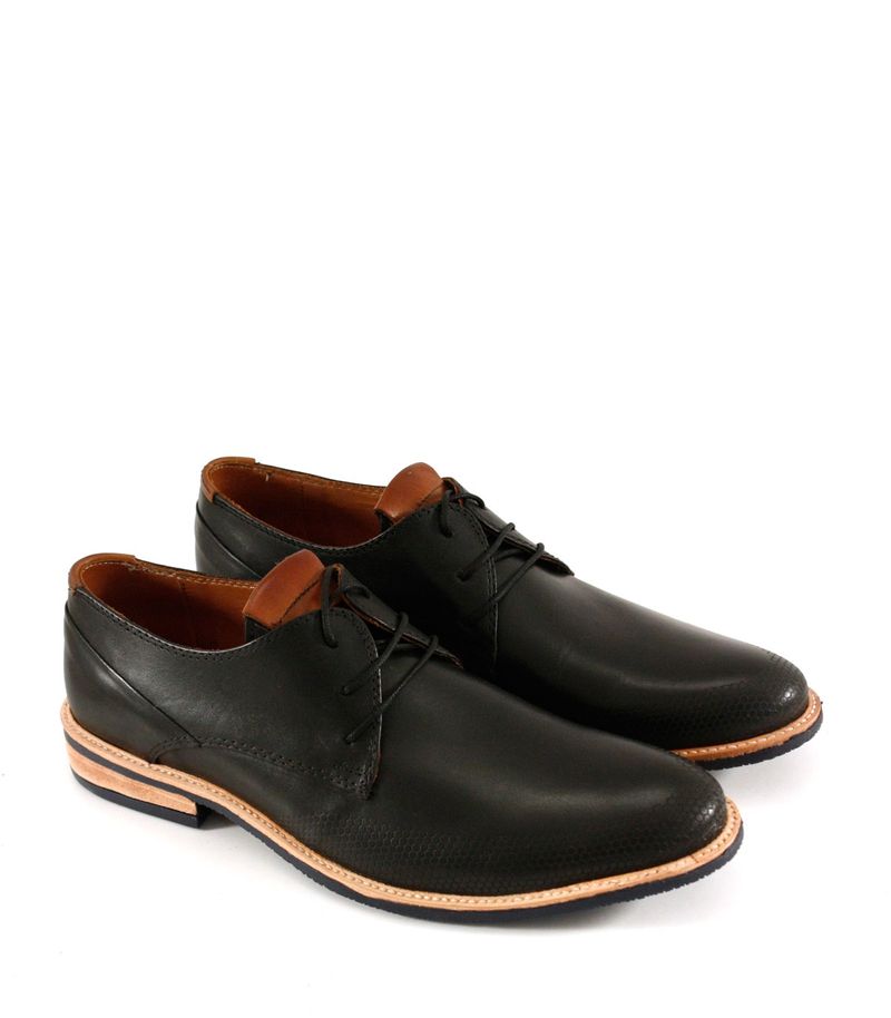 Zapatos-de-cuero-negro-con-base-de-goma