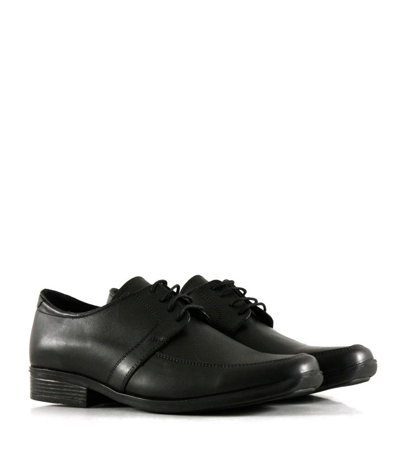 Zapatos-de-vestir-de-cuero-negro-acordonados