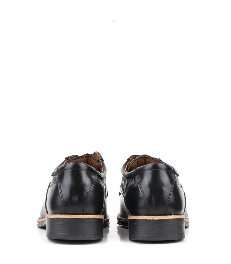 Zapatos-acordonados-de-cuero-negro