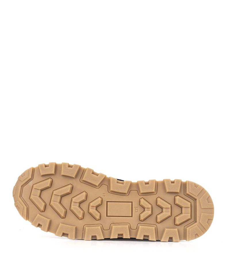 Zapatillas-urbanas-con-recortes-de-cuero-negro