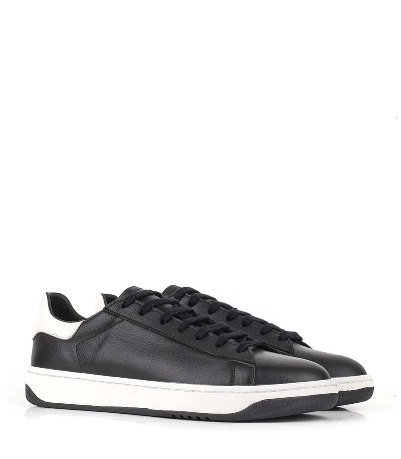 Zapatillas-urbanas-clasicas-de-cuero-negro