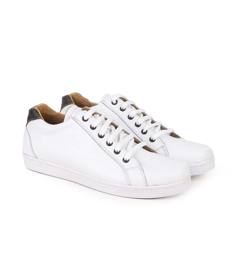 Zapatillas-urbanas-clasicas-de-cuero-blanco