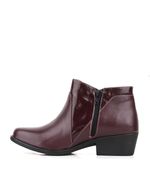 Botas-cortas-con-tachas-de-cuero-en-bordo