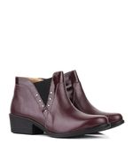 Botas-cortas-con-tachas-de-cuero-en-bordo