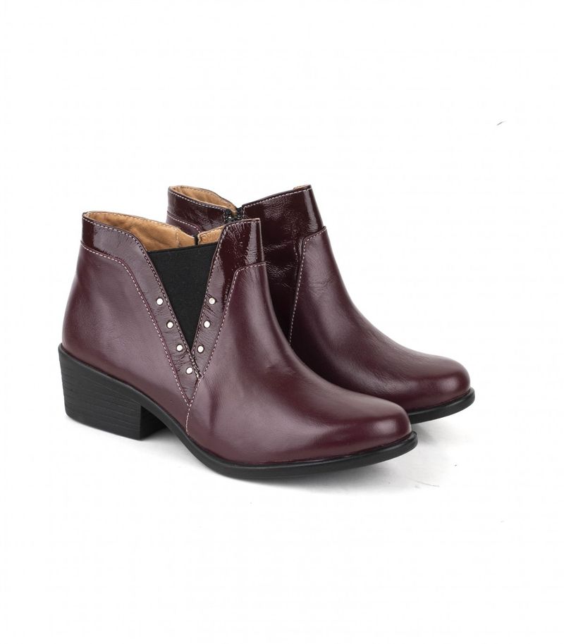 Botas-cortas-con-tachas-de-cuero-en-bordo