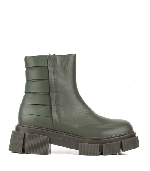 Botas cortas con cintas de cuero en verde