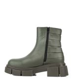 Botas-cortas-con-cintas-de-cuero-en-verde