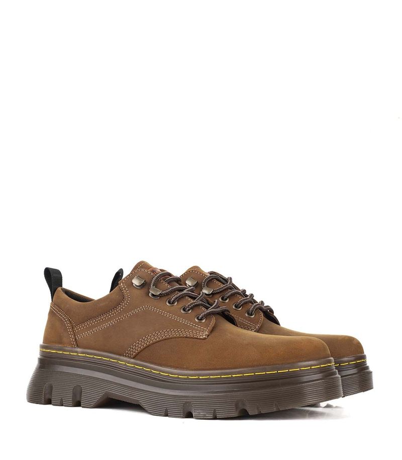 Zapatos-acordonados-de-cuero-en-cogñac