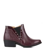 Botas-cortas-con-tachas-de-cuero-en-bordo