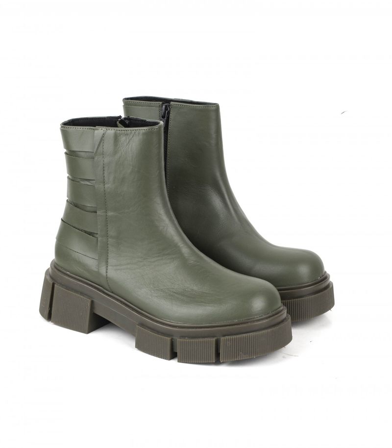 Botas-cortas-con-cintas-de-cuero-en-verde