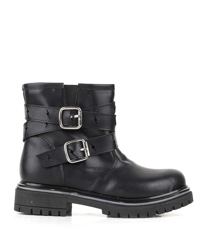 Botas-cortas-con-herrajes-de-simil-en-negro.jpg