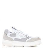 Zapatilla-estilo-tennis-de-cuero-en-blanco.jpg