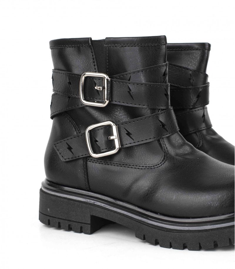 Botas-cortas-con-herrajes-de-simil-en-negro