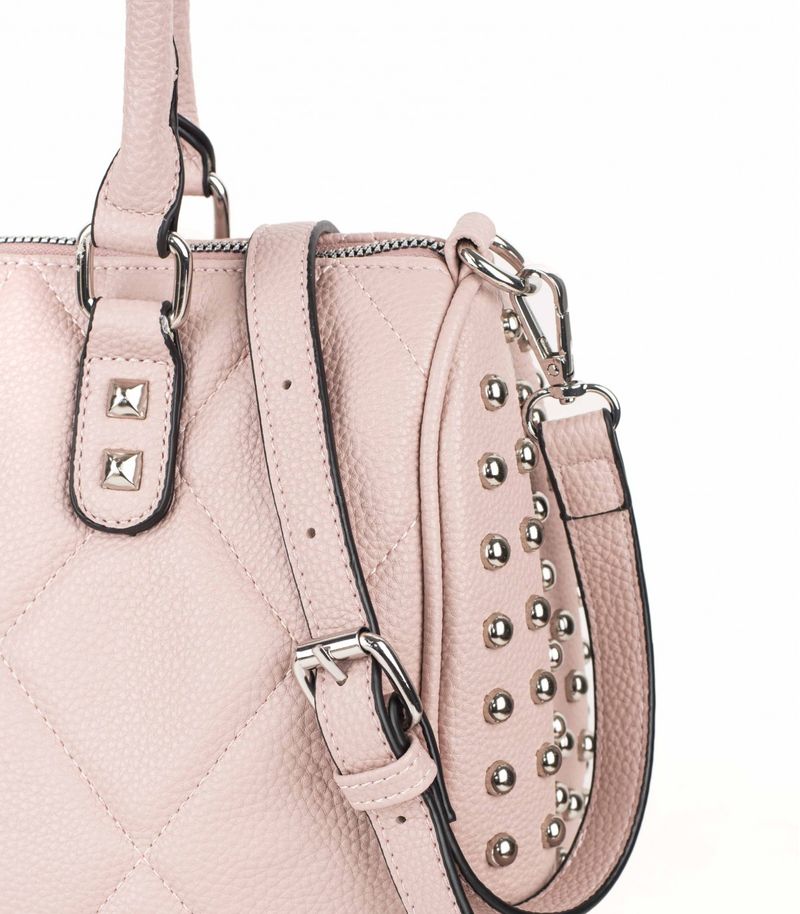 Cartera-tramada-con-tachas-de-simil-en-rosado