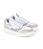 Zapatilla-estilo-tennis-de-cuero-en-blanco