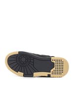 Zapatilla-estilo-tennis-de-cuero-en-negro