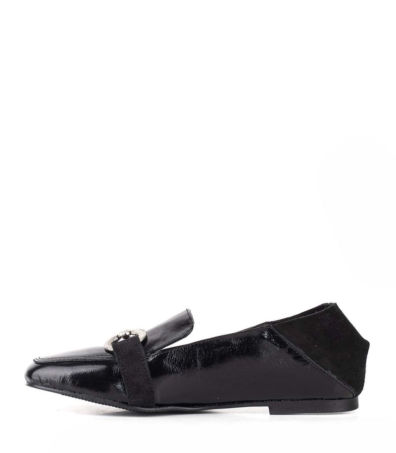 Mocasines-con-herrajes-de-charol-en-negro