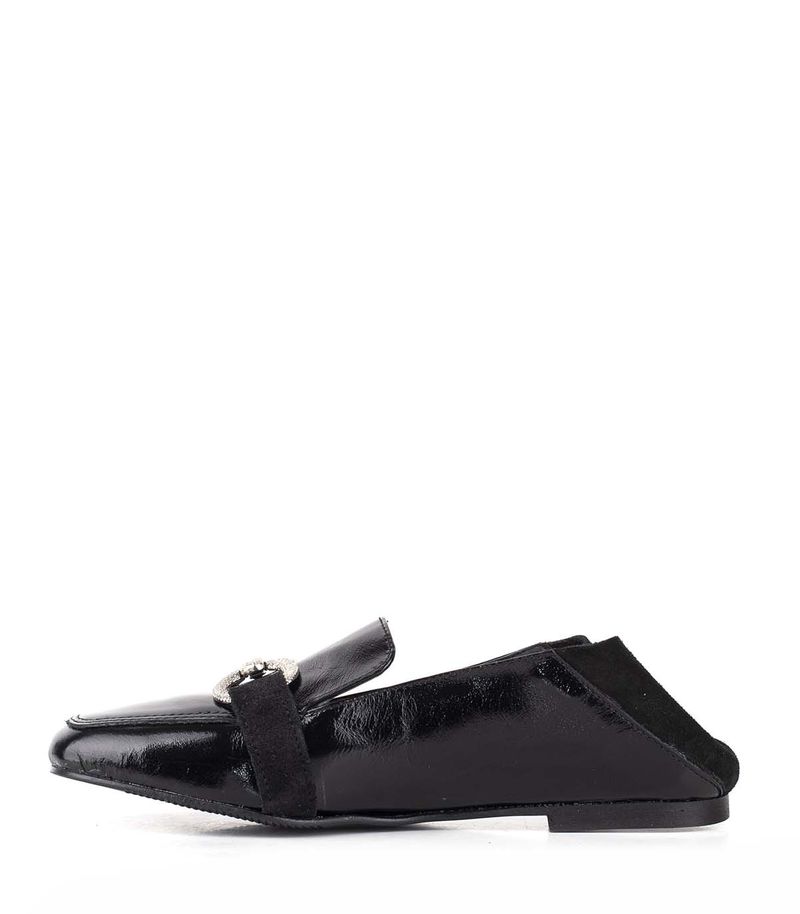 Mocasines-con-herrajes-de-charol-en-negro