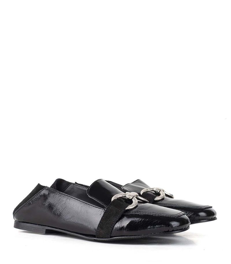 Mocasines-con-herrajes-de-charol-en-negro