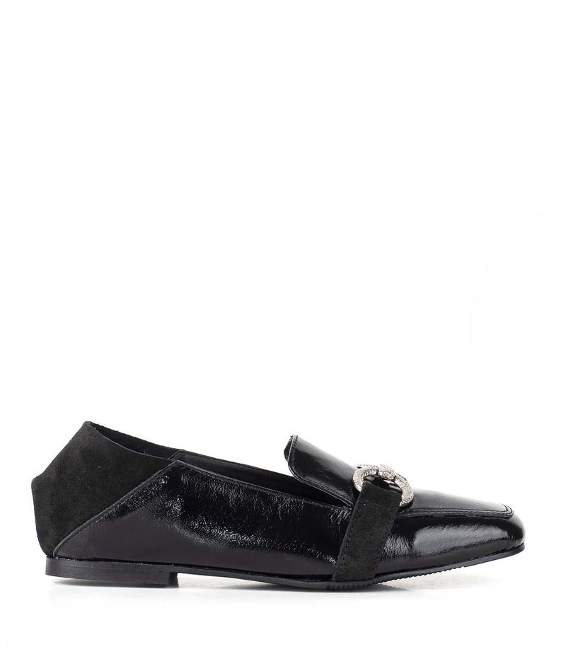 Mocasines-con-herrajes-de-charol-en-negro