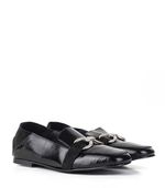 Mocasines-con-herrajes-de-charol-en-negro