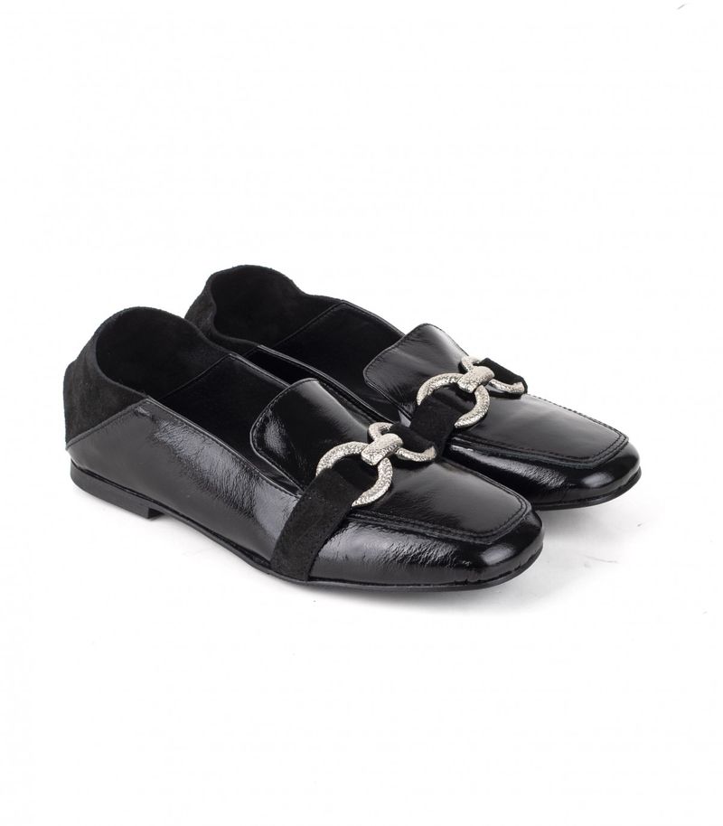 Mocasines-con-herrajes-de-charol-en-negro