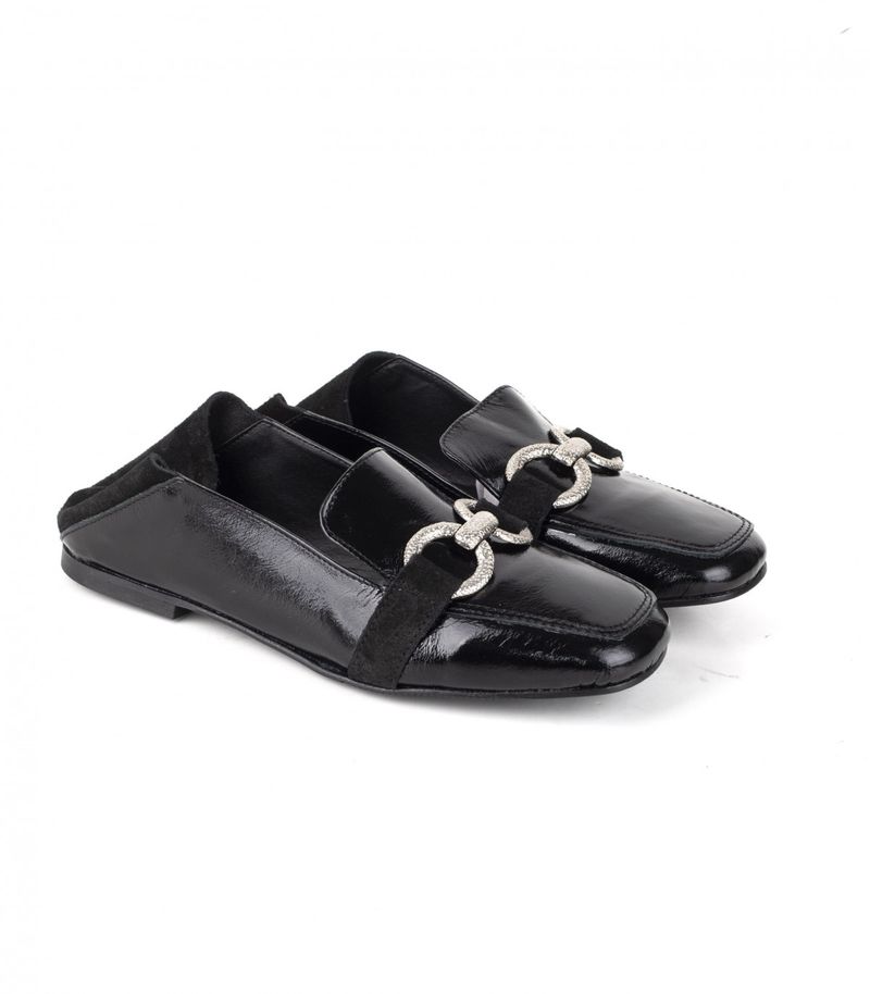 Mocasines-con-herrajes-de-charol-en-negro