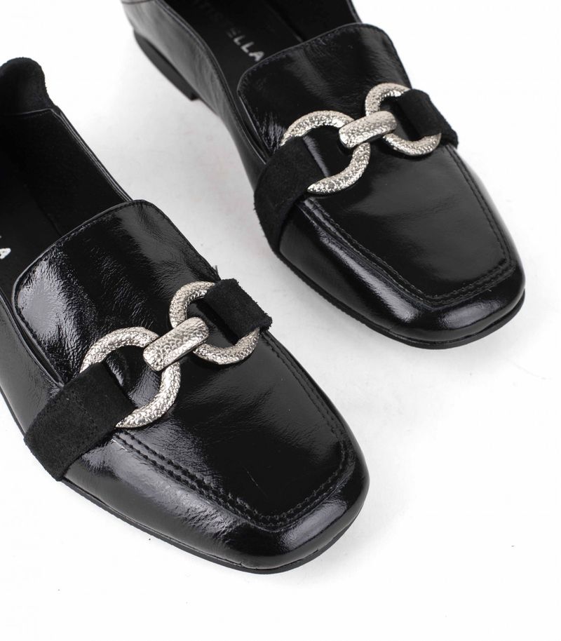 Mocasines-con-herrajes-de-charol-en-negro