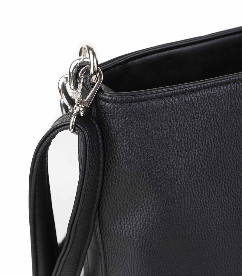 Cartera-con-herrajes-de-simil-en-negro