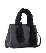 Cartera-clasica-con-accesorio-de-simil-en-negro