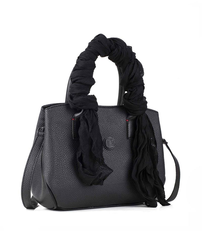 Cartera-clasica-con-accesorio-de-simil-en-negro