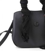 Cartera-clasica-con-accesorio-de-simil-en-negro