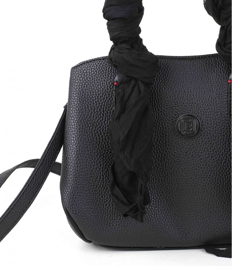 Cartera-clasica-con-accesorio-de-simil-en-negro