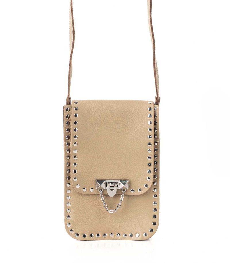 Mini-bandolera-con-tachas-de-cuero-en-beige