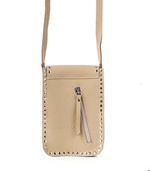 Mini-bandolera-con-tachas-de-cuero-en-beige