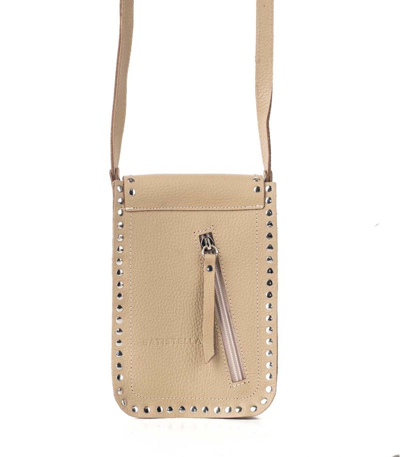 Mini-bandolera-con-tachas-de-cuero-en-beige