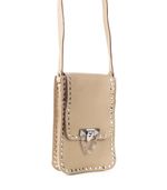 Mini-bandolera-con-tachas-de-cuero-en-beige