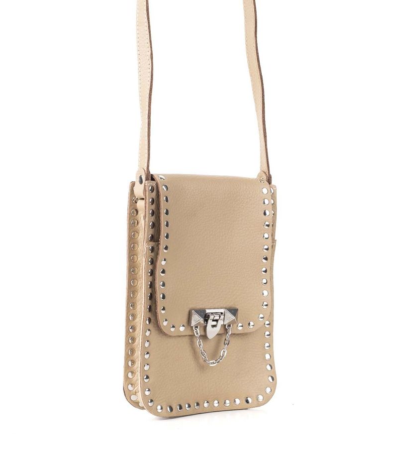 Mini-bandolera-con-tachas-de-cuero-en-beige