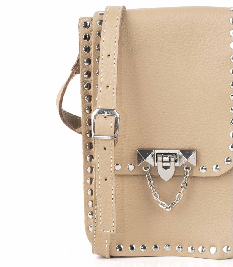 Mini-bandolera-con-tachas-de-cuero-en-beige