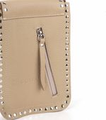 Mini-bandolera-con-tachas-de-cuero-en-beige