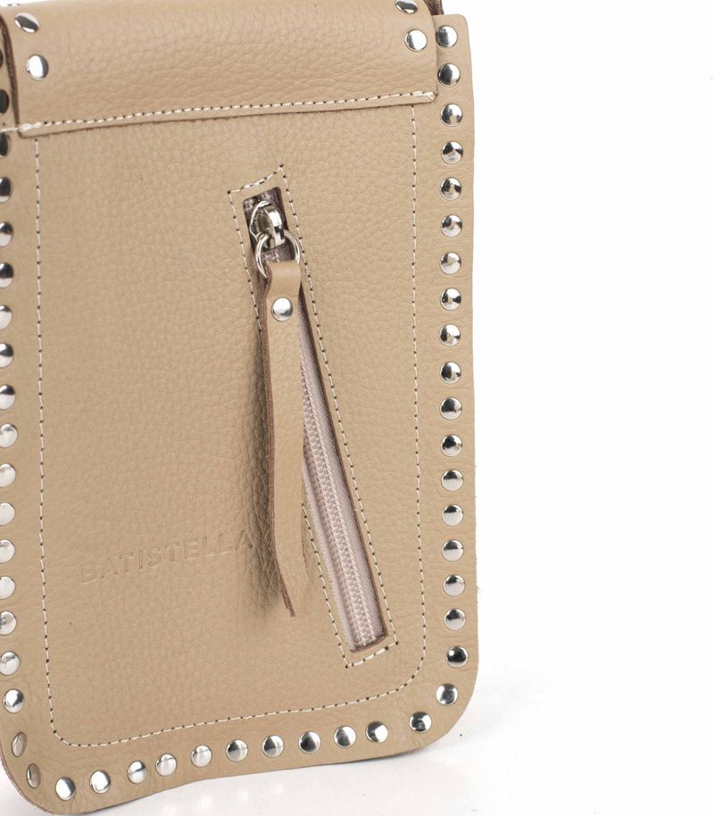 Mini-bandolera-con-tachas-de-cuero-en-beige